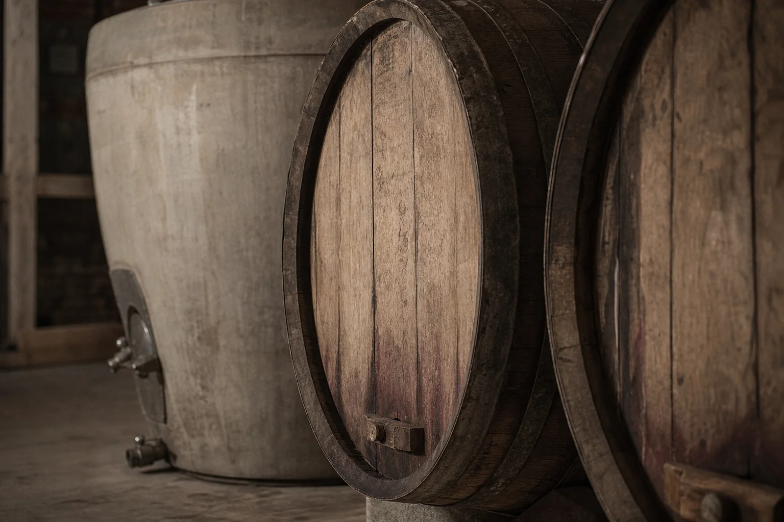 Fûts de chêne et cuve de chai, image d’atmosphère consacrée à l’élaboration des vins